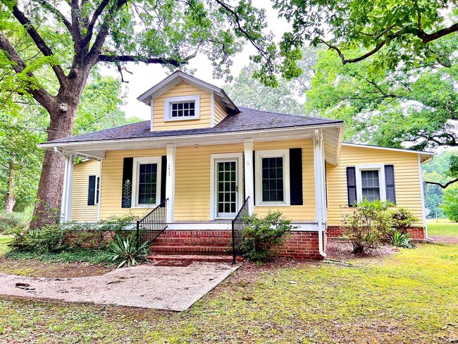 Building Photo - You wouldn't want to miss out on this one! Rental