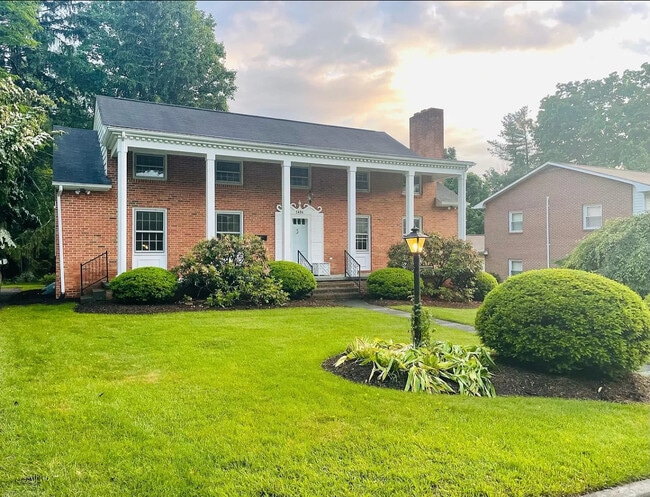 Photo - 1406 Hillcrest Dr