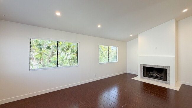 Building Photo - 2438 Myrtle Ave Unit B