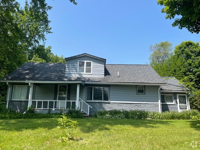 Building Photo - Updated 3bd/2ba in Rochester Hill house w/...
