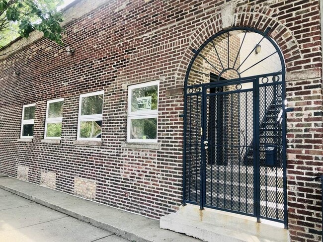 Building Photo - 1835 S Loomis St Unit LOFT