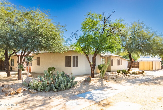 Building Photo - 1501 E Palm Ln