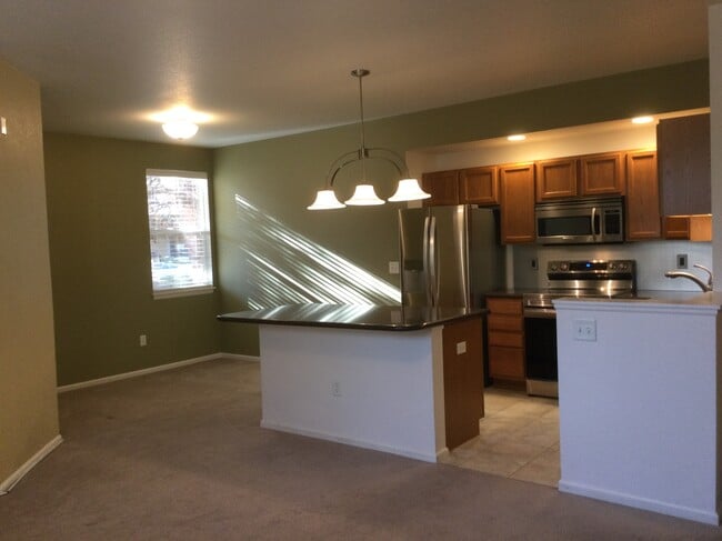 Comedor contiguo a la cocina - 2035 Grays Peak Dr Unidad 101