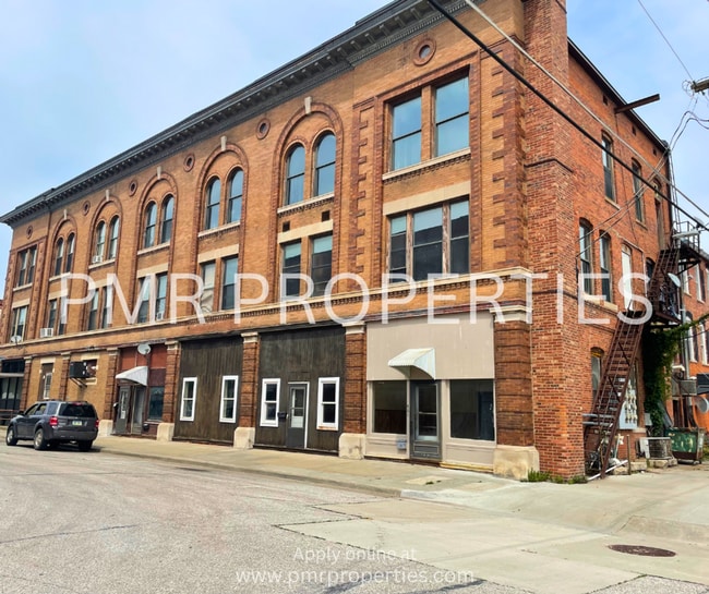 Building Photo - Red Oak Apartments Unit 200