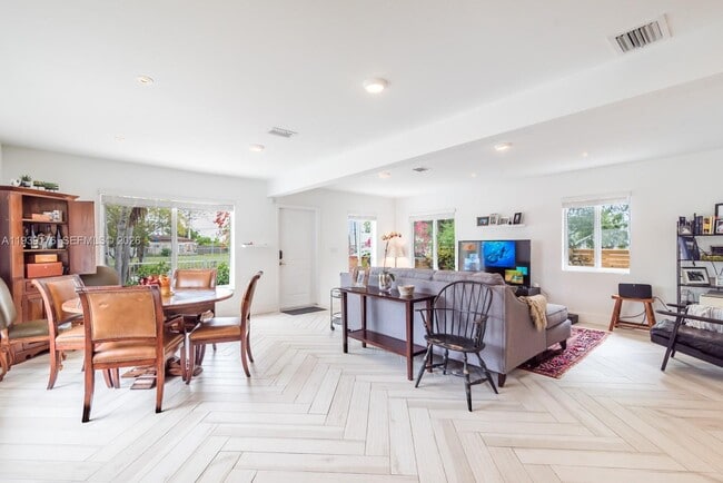 Photo - 44 NW 40th St