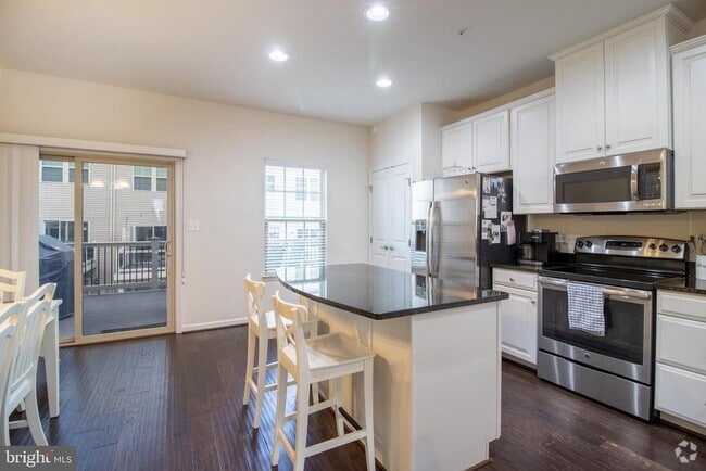 Building Photo - 4658 Hudson St Rental