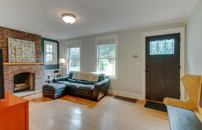 Photo - 947 Cahal Ave