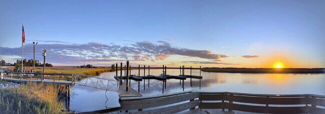 Photo - Waterfront Community in Richmond Hill!