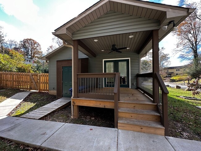 Building Photo - Black Mountain Rental-Fabulous Location!