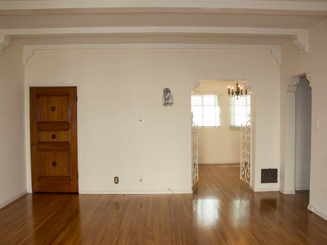 Building Photo - 611 S Burnside Ave Unit 103