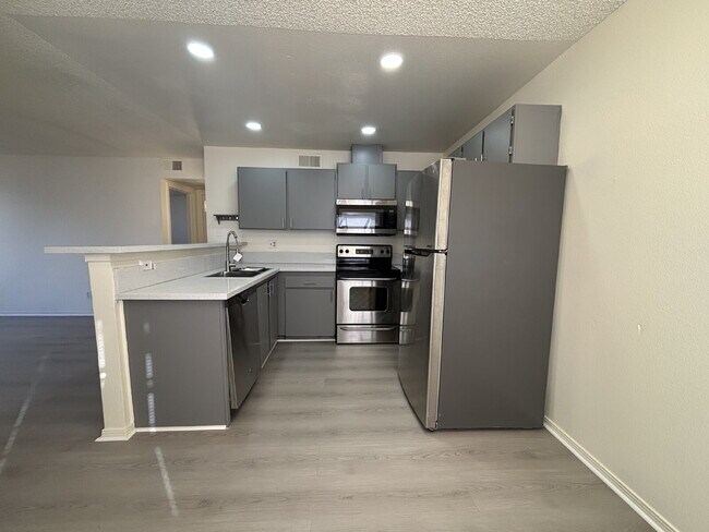 Updated Downstairs 2 Bed | 1 Bath Apartment – Move-In Ready