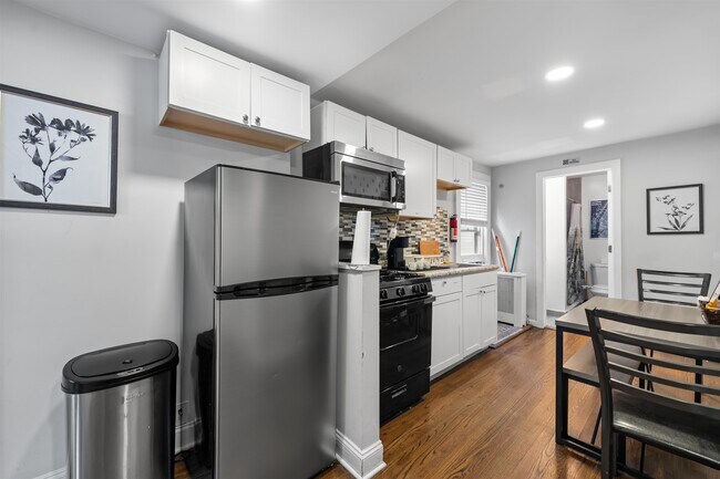 Photo - 9 W 51st St