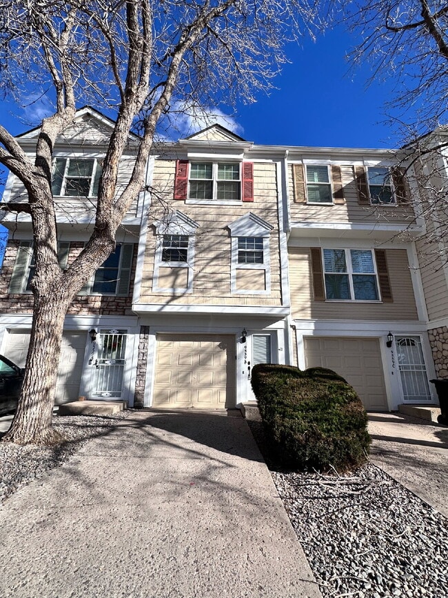 Building Photo - ~Available Now~ Beautifully Updated Two-Bedroom Townhome in Littleton! Unit b