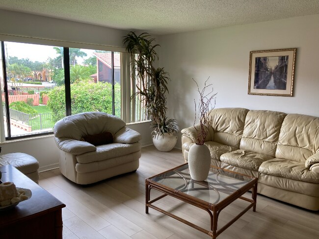 Photo - 114 Cypress Way E