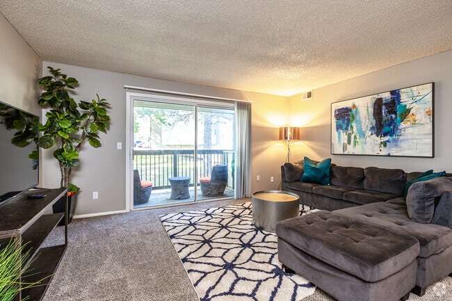 2BR, 1BA - 883 SF