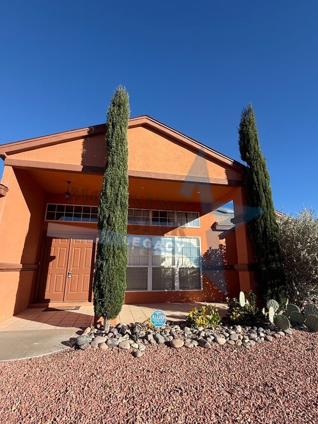 Photo - 4 bedroom, 4 bath house - Must see landscaping!