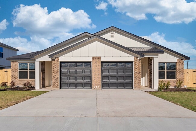 Building Photo - Exceptional 3 bedroom, 2 bathroom duplex! Unit B