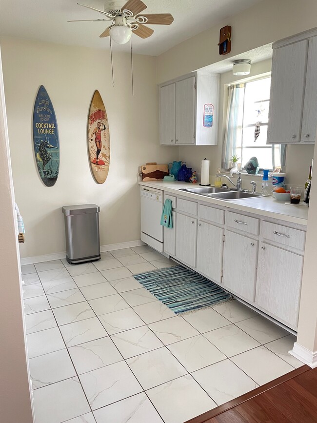 Kitchen - 6965 Avenue des Palais Unit 2A