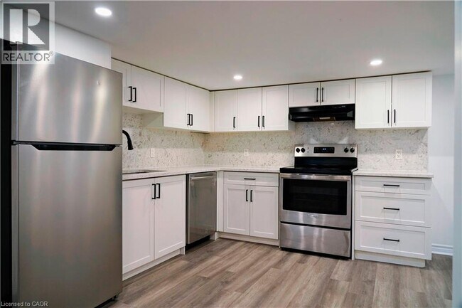 Photo - 93 E 31st St