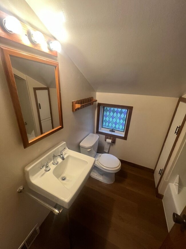 346 E 2nd St Unit 2nd Flr