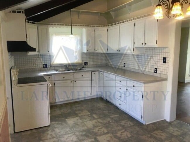 Photo - 911 E Steele St