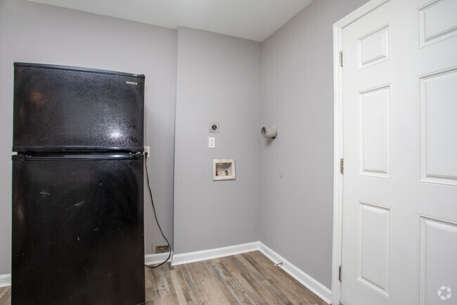 2BR, 1BA - 875SF- Kitchen/Laundry