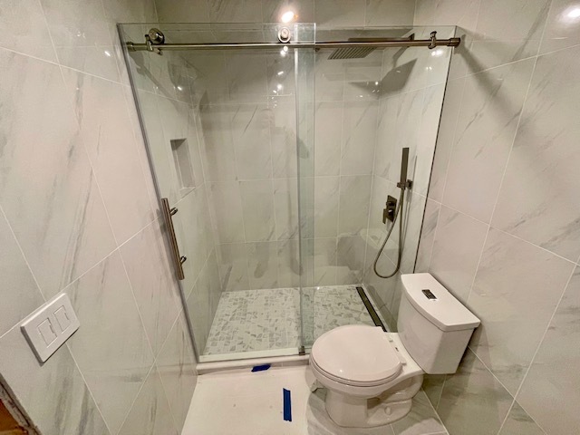 Luxury style stand-up shower - 700 Schuyler Ave Unidad E11 Rental