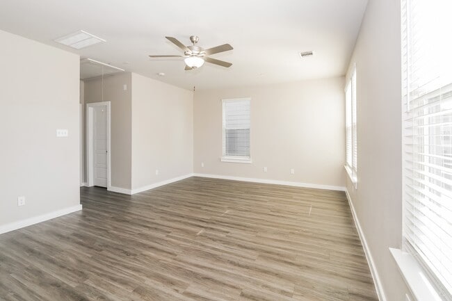 Photo - 309 N Centro Cir