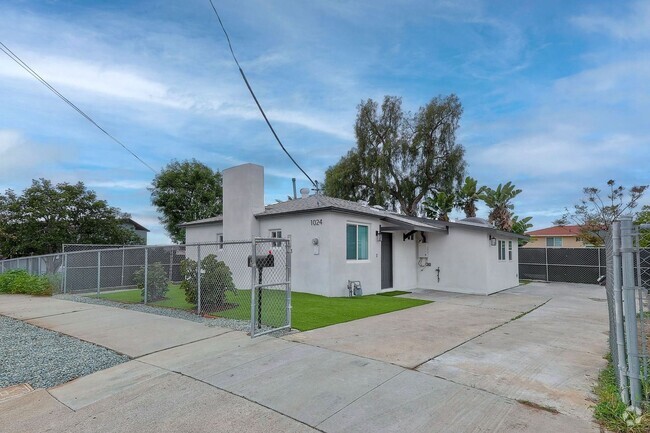 Building Photo - Beautiful updated home