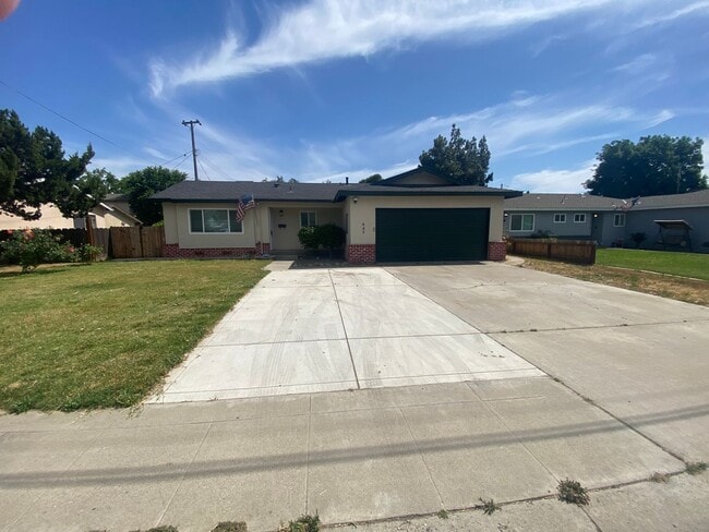 Building Photo - *Wait list full- Currently not accepting applications* Lovely home near Mt. Whitney High School