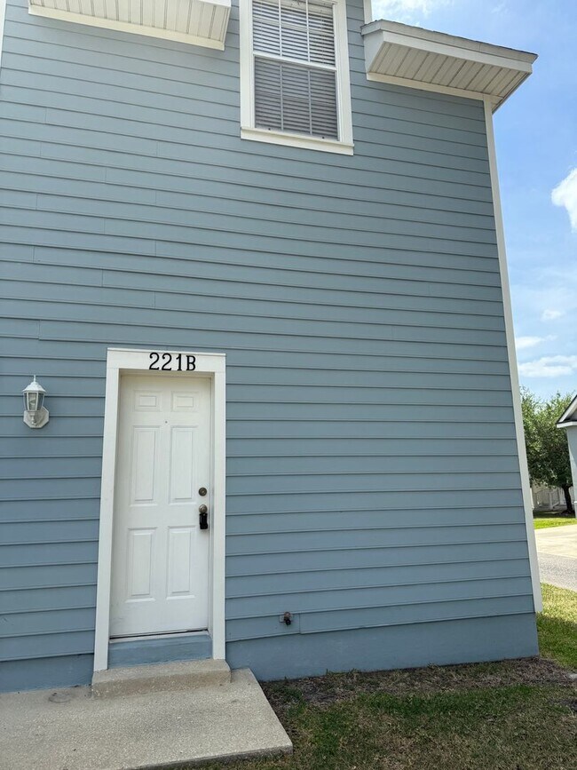 Photo - 221 Eastpark Dr