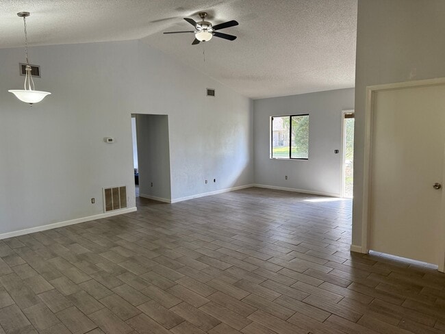 Photo - 39 Bannerwood Ln