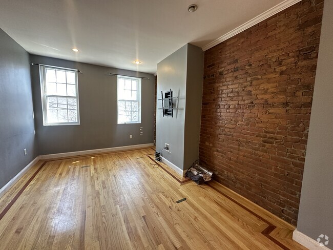 Building Photo - 66 Beacon St Unit 2 Rental