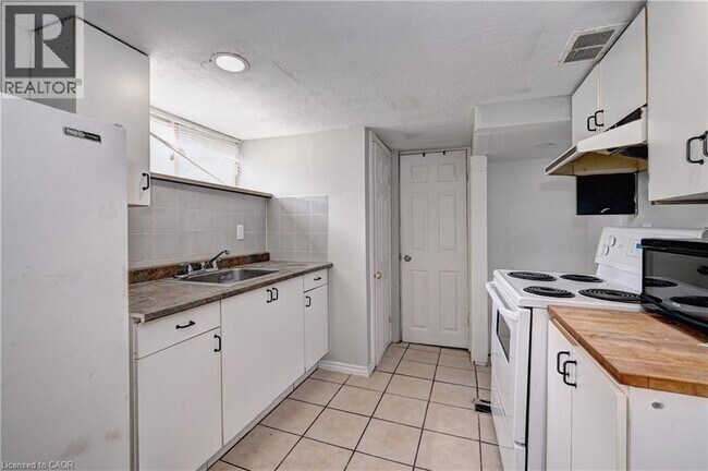 Photo - 147 Courtland Ave E