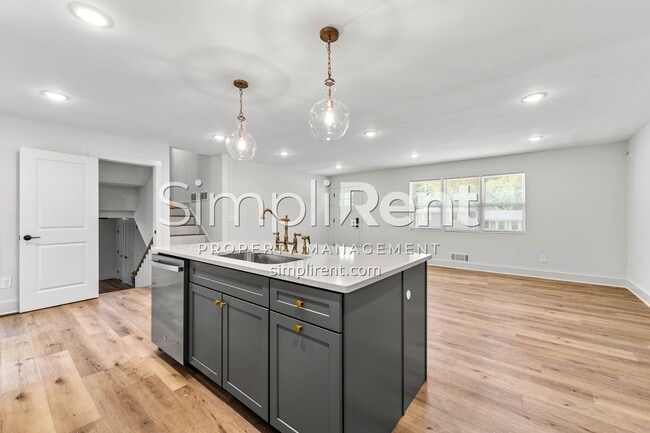 Photo - Newly Renovated 4/2.5 Home For Rent / First Month Free!