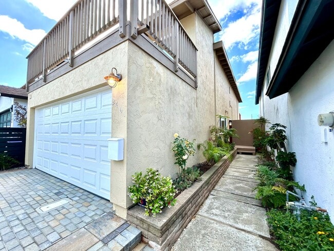 Building Photo - Stunning 3 Bed/3.5 Bath with Panoramic Views!