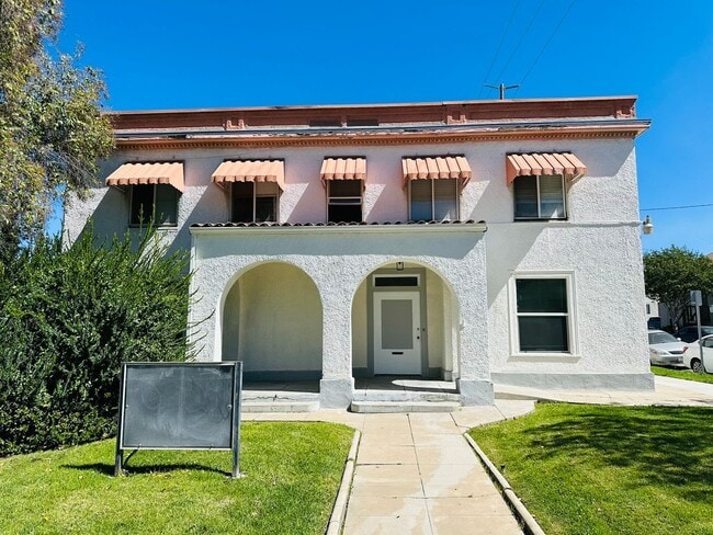 Building Photo - 7 E Clark St Unit 100