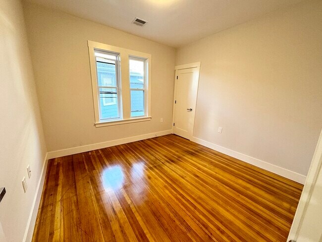 Photo - 147 E Cottage St