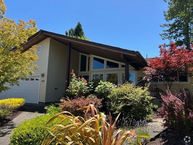 Building Photo - Charming 3bed/2.5Bath  Bennett Valley Home...