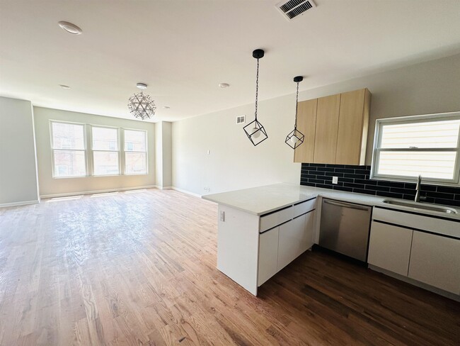 Photo - 84 LOGAN Ave Unit 2