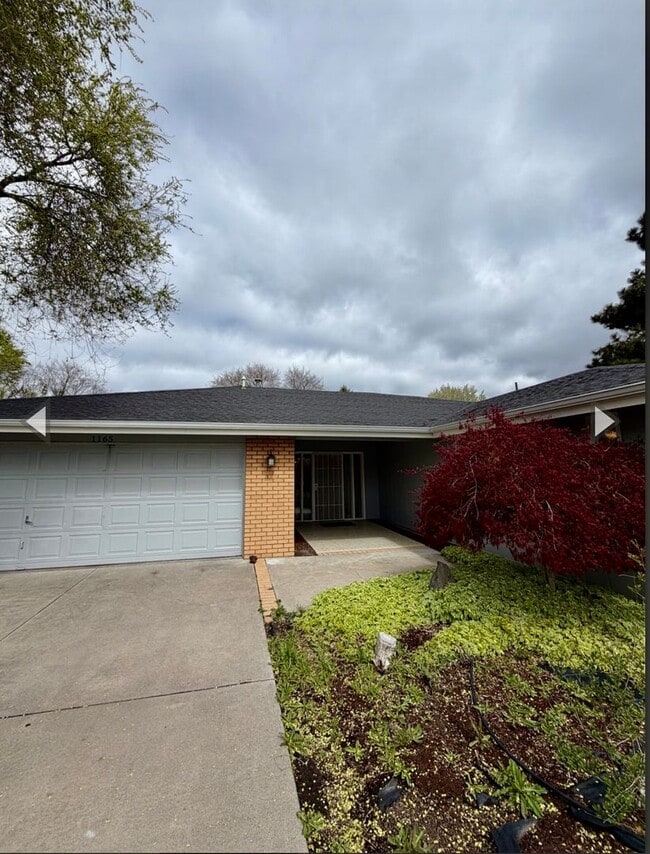 Photo - Hard to find 3 Bdrm, 2 Bath home in Harbor isles on the canal 2 miles to Sky Lakes Medical Ctr an...