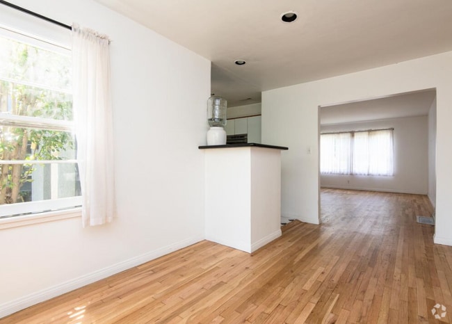 Building Photo - 1133 26th St Unit A Rental