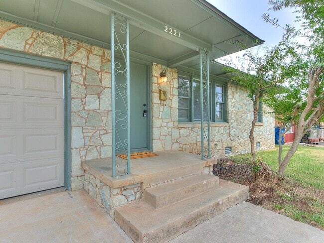 Photo - 2221 Churchill Pl