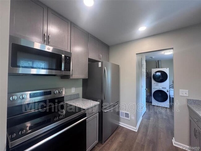 Photo - 21104 Inkster Rd