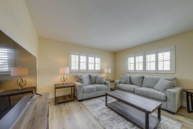 Photo - 1450 N Riverside Dr Unidad SI FL2-ID1580603P