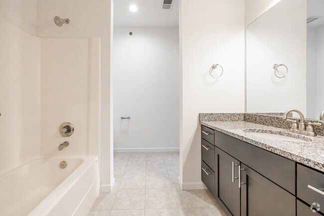 1BR, 1BA - 795SF - Bathroom