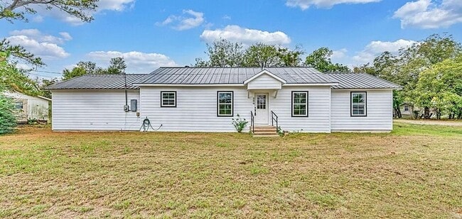 Building Photo - Cute Remodeled 3 Bedroom 2 Bathroom Home