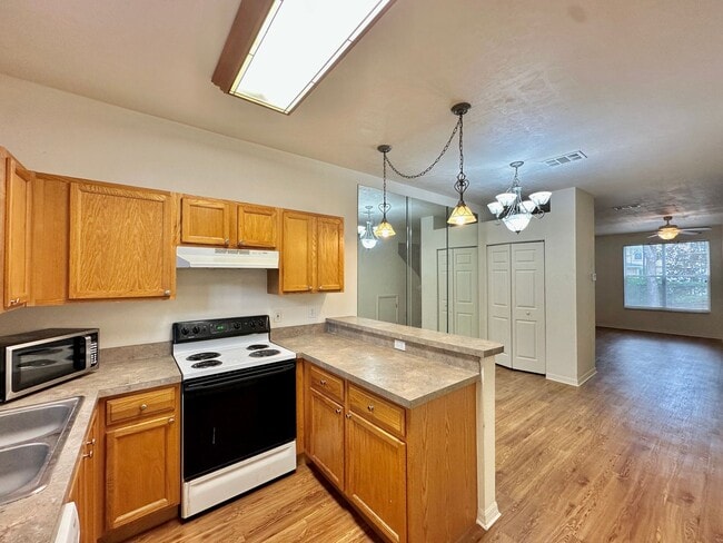 Photo - Spacious 2 Bed / 2.5 Bath Townhome in Vict...