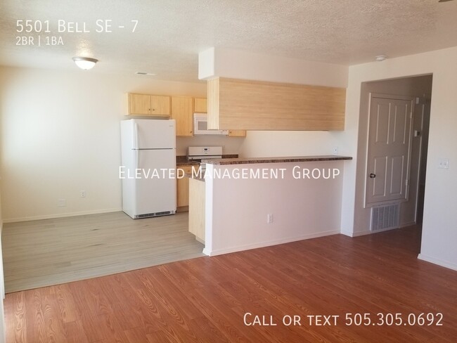 Move in NOW! No Carpet 2Bd/1Bath Refrigera... - Move in NOW! No Carpet 2Bd/1Bath Refrigera... Apartment Unit 7