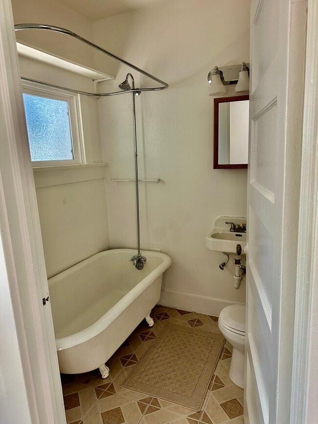 Photo - 909-902 Stillman Ave